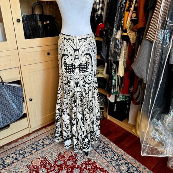 NAEEM KHAN BLACK/WHITE EMBROIDERED SILK SKIRT - Picture 2 of 9